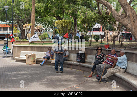 Ältere panamanese sitzt auf einer Steinbank in der Miguel de Cervantes Saavedra park David Panama Stockfoto