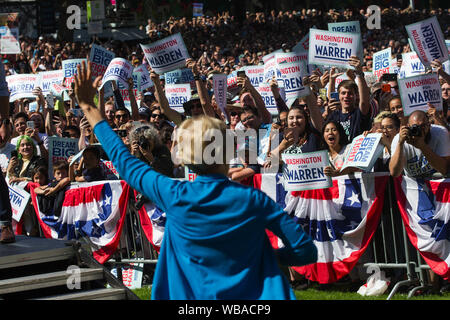 Seattle, WA, USA. 25 Aug, 2019. August 25, 2019, Seattle, WA, USA: US-Senator aus Massachusetts und Demokratische Präsidentschaftskandidat ELIZABETH WARREN hält eine Kundgebung am internationalen Brunnen in Seattle, Washington, USA, am 25. August 2019. Credit: Karen Ducey/ZUMA Draht/Alamy leben Nachrichten Stockfoto