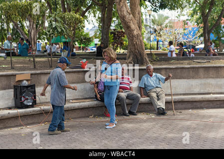 Paar tanzen in der Miguel de Cervantes Saavedra Park in David Panama Stockfoto