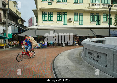 Ein traditionelles Haus in der Thai-Chinese Saphan Han, einer Brücke über einen Klong (Kanal), in Chinatown/Pahurat, einem kommerziellen Bereich in Bangkok, Thailand Stockfoto