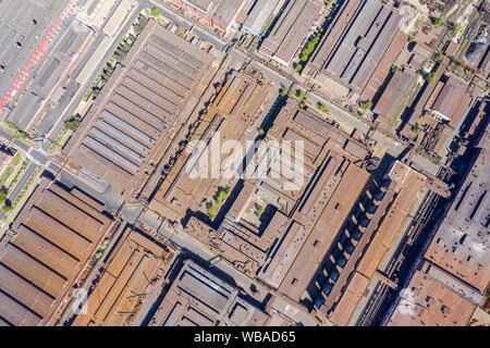 Antenne Bild oben von Verwitterten rostige Dächer von Industriehallen und Vertrieb Gebäude Stockfoto