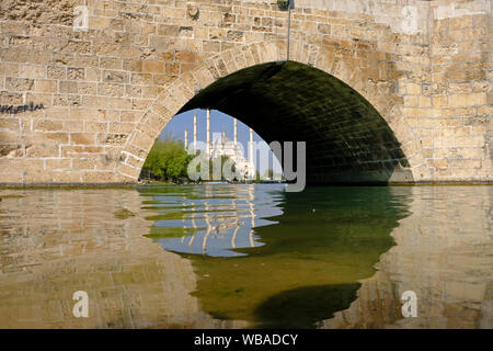 Als eines der wichtigsten Symbole der Stadt Adana, Taşköprü ist der wichtigste Zeuge in der Geschichte von Adana mit seiner Geschichte von zwei Jahren Stockfoto