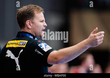 Ludwigshafen, Deutschland. 25 Aug, 2019. Handball: Bundesliga, Sterben Eulen Ludwigshafen - Rhein-Neckar-Löwen, 1.Spieltag, in der Friedrich-Ebert-Halle. Kristjan Andresson, Trainer der Rhein-Neckar Löwen, gestikulierte. Foto: Uwe Anspach/dpa/Alamy leben Nachrichten Stockfoto