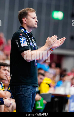 Ludwigshafen, Deutschland. 25 Aug, 2019. Handball: Bundesliga, Sterben Eulen Ludwigshafen - Rhein-Neckar-Löwen, 1.Spieltag, in der Friedrich-Ebert-Halle. Kristjan Andresson, Trainer der Rhein-Neckar Löwen, applaudiert. Foto: Uwe Anspach/dpa/Alamy leben Nachrichten Stockfoto