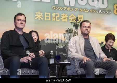 August 26, 2019, Tokyo, Japan: (L, R) Regisseur Quentin Tarantino und Schauspieler Leonardo DiCaprio auf einer Pressekonferenz für den Film besuchen Einmal in Hollywood in der Innenstadt von Tokio. DiCaprio, Tarantino und Produzent Shannon McIntosh kam in Japan der Film, der japanischen Theater am 30. August Hits zu fördern. (Bild: © Rodrigo Reyes Marin/ZUMA Draht) Stockfoto