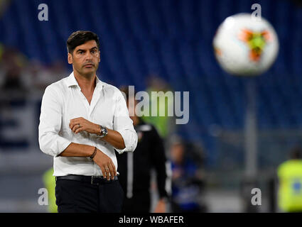 Rom, Italien. 25 Aug, 2019. Roma's Head Coach Paulo Fonseca reagiert während einer Serie ein Fußballspiel zwischen Roma und Genua in Rom, Italien, 12.08.25, 2019. Credit: Alberto Lingria/Xinhua Stockfoto