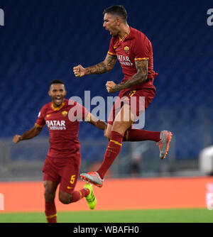 Rom, Italien. 25 Aug, 2019. Roma's Aleksandar Kolarov feiert sein Ziel während einer Serie ein Fußballspiel zwischen Roma und Genua in Rom, Italien, 12.08.25, 2019. Credit: Alberto Lingria/Xinhua Stockfoto