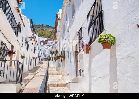 Blick auf die malerische Straße in Mijas, charmanten weissen Dorf in Andalusien. Spanien Stockfoto