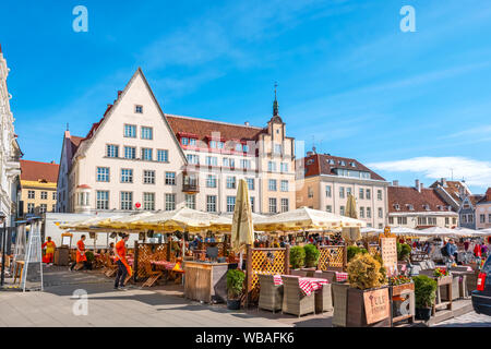 Traditionelle Sidewalk Cafe und Sommer Markt am Rathausplatz (Raekoja Plats) in der Altstadt von Tallinn. Estland Stockfoto