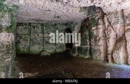 ALADZHA, Bulgarien - 26. Juni 2019: Katakomben in das Gebiet der mittelalterlichen orthodoxen christlichen Höhle Klosteranlage von Aladzha. Stockfoto