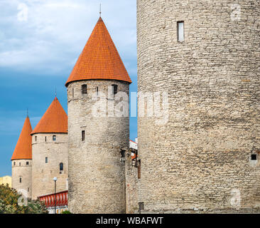 Panoramablick auf Verteidigungstürme rund um die Altstadt. Tallinn, Estland, Europa Stockfoto