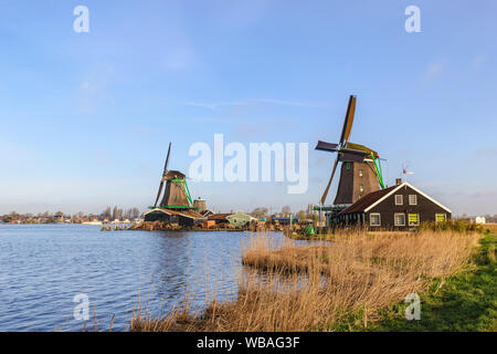 Amsterdam, Niederlande, Landschaft der holländische Windmühle in Zaanse Schans Dorf Stockfoto