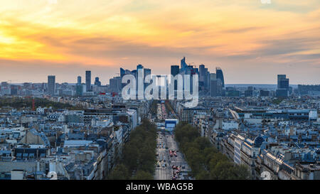 Paris Frankreich Luftbild Skyline Sonnenuntergang in La Defrense und Champs Elysees Straße Stockfoto