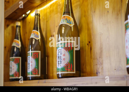 Shanghai, China - 25. Mai 2016: Gekkeikan sake Flaschen auf Holz Regal Stockfoto