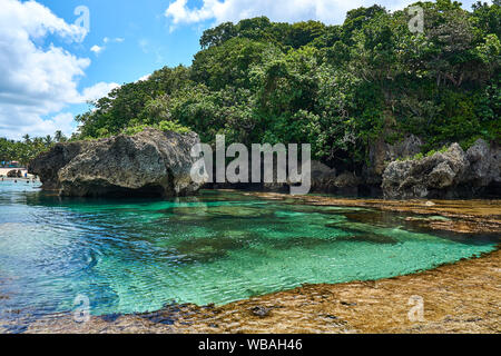 Philippinen, Siargao Island, 22. Juli 2019. Touristen besuchen magpupungko natürlichen Felsen Pools in Siargao Philippinen Stockfoto