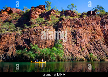 Kanuten Erkundung der wichtigsten Schlucht,, Boodjamulla (Lawn Hill Nationalpark im Nordwesten von Queensland, Australien Stockfoto