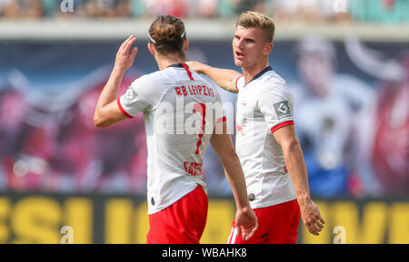 Leipzig, Deutschland. 25 Aug, 2019. Fussball: 1. Fussballbundesliga, 2. Spieltag, RB Leipzig - Eintracht Frankfurt in der Red Bull Arena Leipzig. Leipziger Timo Werner (r) im Gespräch mit Marcel Sabitzer während des Spiels. Kredite: Jan Woitas/dpa-Zentralbild/dpa - WICHTIGER HINWEIS: In Übereinstimmung mit den Anforderungen der DFL Deutsche Fußball Liga oder der DFB Deutscher Fußball-Bund ist es untersagt, zu verwenden oder verwendet Fotos im Stadion und/oder das Spiel in Form von Bildern und/oder Videos - wie Foto Sequenzen getroffen haben./dpa/Alamy leben Nachrichten Stockfoto