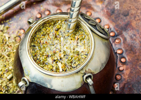 Yerba Mate in Calabash und trockene Kraut. traditionellen argentinischen Trinken Stockfoto