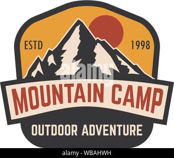 Mountain Camp emblem Vorlage. Design Element für Poster, Logo, Beschriftung, Schild, Abzeichen. Vector Illustration Stock Vektor