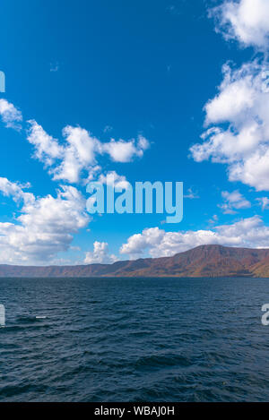 Schönen Herbst Laub Landschaft Landschaften. Herbst ist voll von herrlichen Farben. See Towada, klaren, blauen Himmel und Wasser, weisse Wolke, sonnigen Tag. Aomori Stockfoto