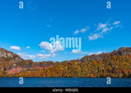 Schönen Herbst Laub Landschaft Landschaften. Herbst ist voll von herrlichen Farben. See Towada, klaren, blauen Himmel und Wasser, weisse Wolke, sonnigen Tag. Aomori Stockfoto