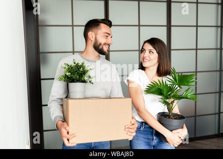 Glückliches junges Paar in casual Outfits Stockfoto