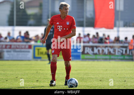 Klaus Augenthaler (ex-Fußball-Profi, Fußball-Trainer), Aktion, Single Action, Einzelbild, ausgeschnitten, vollen Körper geschossen, die ganze Figur. Fußball Dream Match, Vilshofen Rot Weiss-FC Bayern München 1-13, am 25.08.2019, KLAUS AUGENTHALER STADION Vilshofen. DFL BESTIMMUNGEN VERBIETEN DIE VERWENDUNG DER FOTOGRAFIE ALS BILD-SEQUENZEN UND/ODER QUASI-VIDEO. | Verwendung weltweit Stockfoto