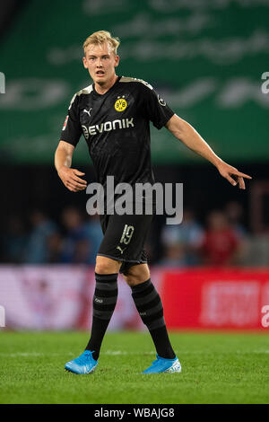 Köln, Deutschland. 23 Aug, 2019. Fussball: Bundesliga, 1.FC Köln - Borussia Dortmund, 2. Spieltag. Dortmunder Julian Brandt Gesten während des Spiels. Credit: Marius Becker/dpa - WICHTIGER HINWEIS: In Übereinstimmung mit den Anforderungen der DFL Deutsche Fußball Liga oder der DFB Deutscher Fußball-Bund ist es untersagt, zu verwenden oder verwendet Fotos im Stadion und/oder das Spiel in Form von Bildern und/oder Videos - wie Foto Sequenzen getroffen haben./dpa/Alamy leben Nachrichten Stockfoto