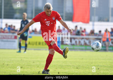 Klaus Augenthaler (ex-Fußball-Profi, Fußball-Trainer), Aktion, Single Action, Einzelbild, ausgeschnitten, vollen Körper geschossen, die ganze Figur. Fußball Dream Match, Vilshofen Rot Weiss-FC Bayern München 1-13, am 25.08.2019, KLAUS AUGENTHALER STADION Vilshofen. DFL BESTIMMUNGEN VERBIETEN DIE VERWENDUNG DER FOTOGRAFIE ALS BILD-SEQUENZEN UND/ODER QUASI-VIDEO. | Verwendung weltweit Stockfoto