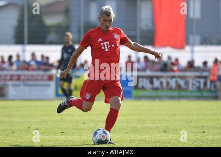 Klaus Augenthaler (ex-Fußball-Profi, Fußball-Trainer), Aktion, Single Action, Einzelbild, ausgeschnitten, vollen Körper geschossen, die ganze Figur. Fußball Dream Match, Vilshofen Rot Weiss-FC Bayern München 1-13, am 25.08.2019, KLAUS AUGENTHALER STADION Vilshofen. DFL BESTIMMUNGEN VERBIETEN DIE VERWENDUNG DER FOTOGRAFIE ALS BILD-SEQUENZEN UND/ODER QUASI-VIDEO. | Verwendung weltweit Stockfoto