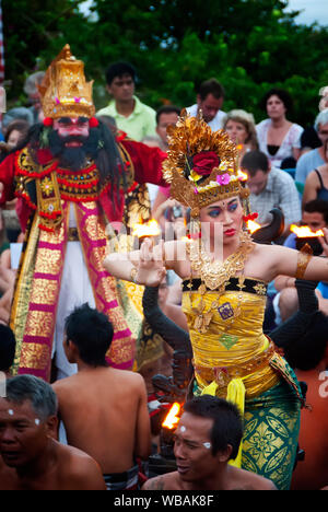 Kecak Tänzer während der täglichen Leistung bei Sonnenuntergang für Touristen. Pura Luhur Uluwatu Tempel, South Kuta, Bali, Indonesien Stockfoto