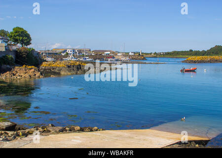 8. August 2019 Die kleine Marina am Ardglass County Down in Nordirland mit einem ruhigen Meer bei Ebbe an einem hellen Sommertag Stockfoto