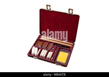 Set für die Reinigung von Waffen in einem Holzkasten isoliert auf einem weißen Hintergrund. Waffe care Tools. Luxus Geschenk Set. Stockfoto
