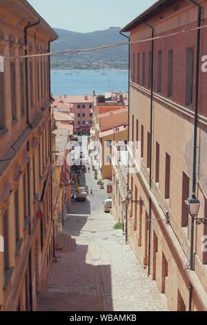 Straße im historischen Zentrum der mittelalterlichen Stadt. Portoferraio, Insel Elba, Italien Stockfoto