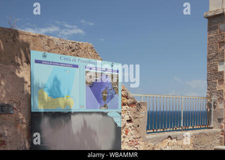 Karte der Region auf Steinmauer. Portoferraio, Insel Elba, Italien Stockfoto