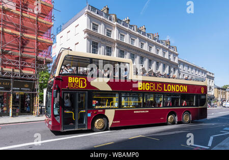 Big Bus Touren open top tour bus Touristen nehmen um Central London Sightseeing aus dem Bus, in Westminster, London, England, UK. Stockfoto