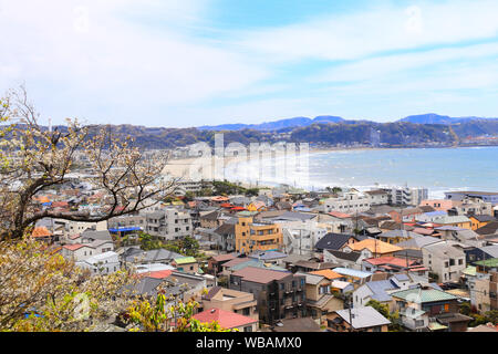 Luftaufnahme von Kamakura Sagami Bay, den Pazifischen Ozean. Blick von der zweiten Ebene in Hase-dera (Hasedera) Tempel, Kamakura, Präfektur Kanagawa, Japan Stockfoto