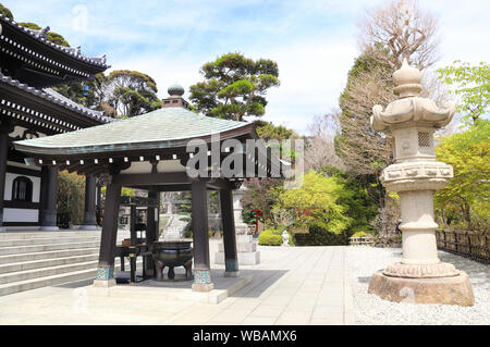 Alten Pavillon, steinlaternen und Weihrauch Topf in Hasedera (Hase-dera) Tempel, Kamakura, Präfektur Kanagawa, Japan Stockfoto