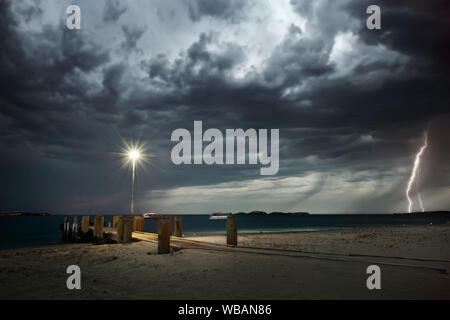 Blitz. Mersey Point Jetty, Rockingham Western Australia Stockfoto