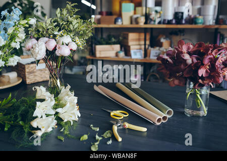 Nahaufnahmen von Blumen in Vasen, Gartenschere, Schere Stockfoto