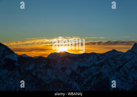 Bunte sunrise auf der Oberseite der österreichischen Berge Alpen Stockfoto