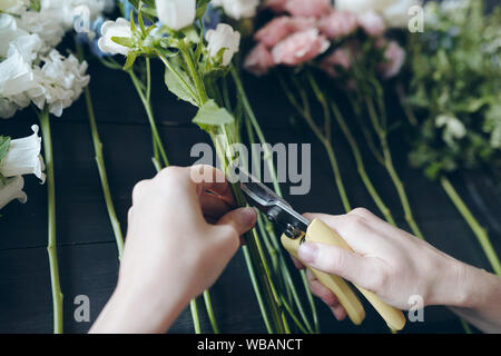 Nahaufnahme der unkenntlich weiblichen Florist mit Hand Gartenschere Stockfoto