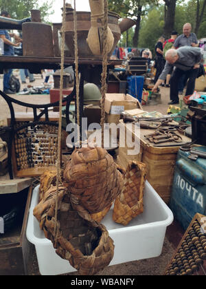 St. Petersburg, Russland - 22. August 2019: alte russische Bast Schuhe sind auf dem Flohmarkt verkauft. Stockfoto