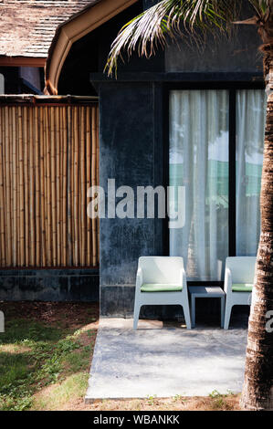 Mai 21, 2014 Krabi, Thailand-modernen Stil Stühle im Garten Balkon, tropisches Resort entspannen im freien Raum Stockfoto