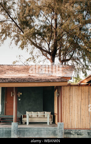 Mai 21, 2014 Krabi, Thailand - Moderne couch in Garten Balkon von strohdach Villa, tropische Resort entspannen im freien Raum Stockfoto