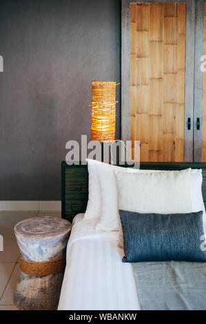 Mai 21, 2014 Krabi, Thailand - asiatische Thai tropischen Luxus Resort Zimmer mit Bett aus Holz und Bambus Fußboden-Lampen. Zeitgenössisches Hotel zimmer einrichtung. Stockfoto