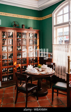 Mar 26, 2014 Dalat, Vietnam - Vintage Classic Colonial Restaurant Speisesaal mit hölzernen Weinschrank. Mit alten hölzernen Möbeln eingerichtet. Stockfoto
