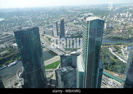 23. August 2019, Russland, Moskau: Blick über Moskau Stadt aus dem Panorama Plattform Im Federation Tower, die die Besucher auf dem 89. Stock von 95 Etagen einen 360°-Panoramablick über die russische Hauptstadt bietet. Rund 500.000 Menschen haben in den 374 Meter hohen Turm - das erste Jahr seit der Plattform eröffnet wurde. Nach dem Chinesisch, Deutsche Touristen sind auf dem zweiten Platz unter den ausländischen Besuchern. Foto: Ulf Mauder/dpa Stockfoto