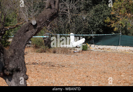 Inca, Spanien. 25 Aug, 2019. Nach einer Kollision, Wrackteile eines Ultraleichtflugzeuge liegen in der Nähe der Absturzstelle. Am 25.08.2019, einem ultraleichten Flugzeug und ein Hubschrauber über der spanischen Ferieninsel Mallorca kollidierte - mit fatalen Folgen. Die Regierung der Balearen hat auf Twitter, dass mindestens fünf Menschen am frühen Nachmittag Unfall gestorben war. Spanische Medien sprach sogar von sieben Opfer am Abend: ein Paar mit seinen beiden Kindern und der Pilot hatte an Bord der Hubschrauber, zwei andere Leute in der Ebene. Quelle: dpa Picture alliance/Alamy leben Nachrichten Stockfoto
