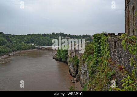 Die Mauern von Chepstow Castle in Wales sind auf einer Klippe hoch über dem Fluss Wye thront. Stockfoto